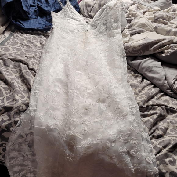 White flower and leaf dress - Picture 13 of 16